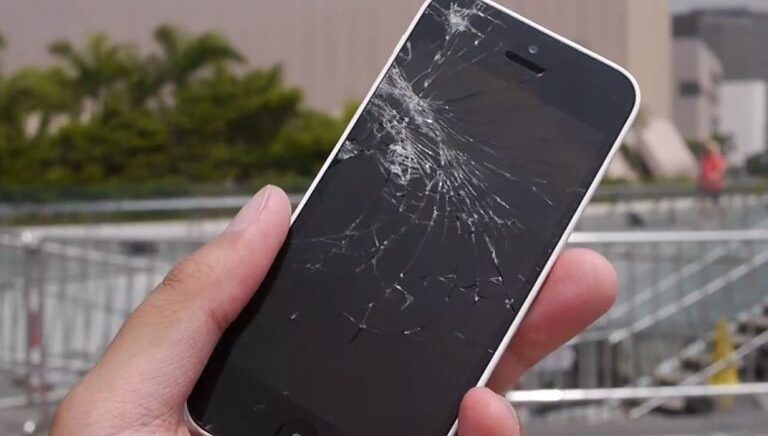 iPhone 5s white smashed screen